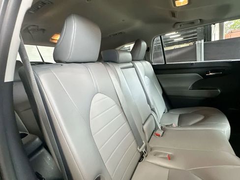 Used 2021 Toyota Highlander XLE FWD image 26