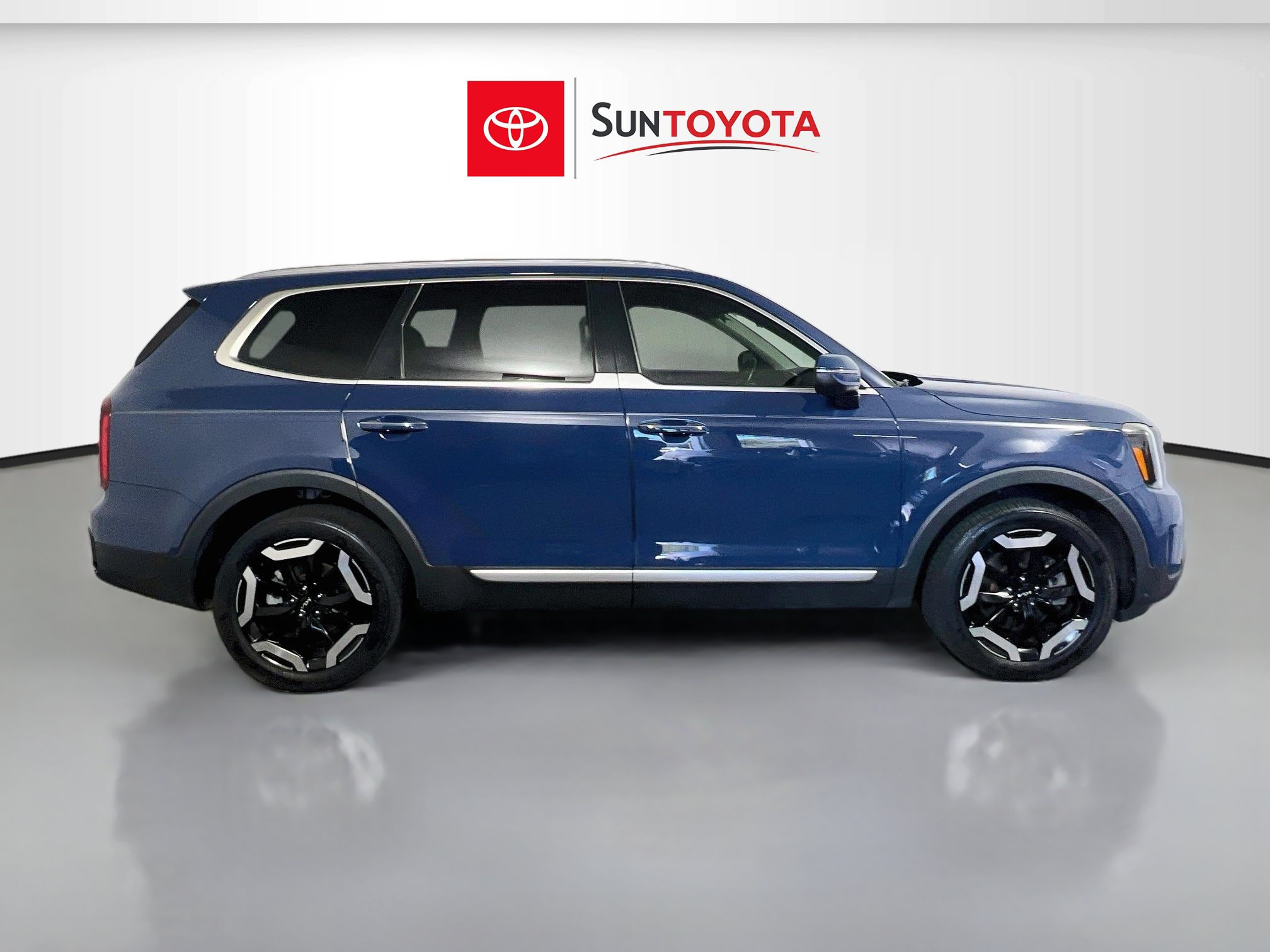 Used 2023 Kia Telluride S AWD/4WD image 2