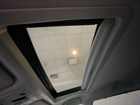 Used 2012 Toyota Sienna SE image 21