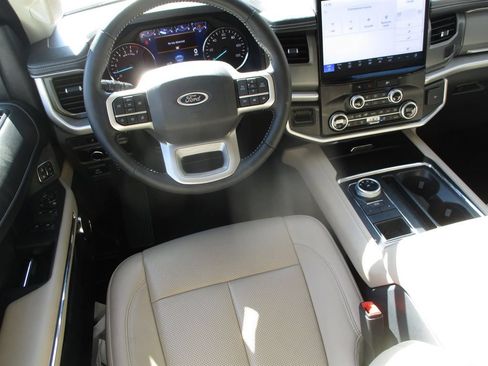 Used 2024 Ford Expedition XLT RWD image 10