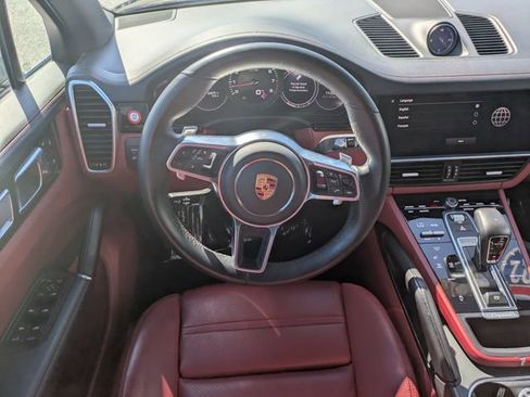 Used 2022 Porsche Cayenne Platinum Edition image 13