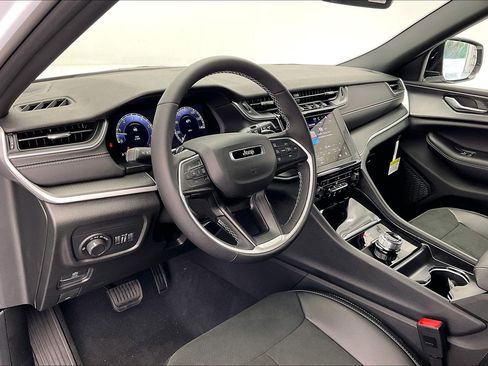 New 2025 Jeep Grand Cherokee 4WD image 4