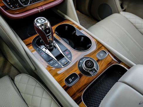 Used 2020 Bentley Bentayga Plug-In Hybrid AWD/4WD image 50