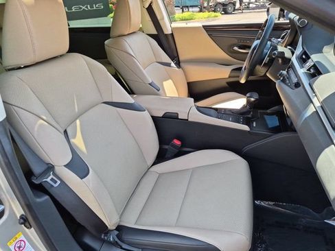 Used 2019 Lexus ES 300h w/ Premium Package FWD image 31