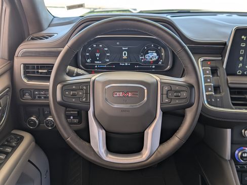 Used 2023 GMC Yukon XL SLT w/ SLT Luxury Package image 25