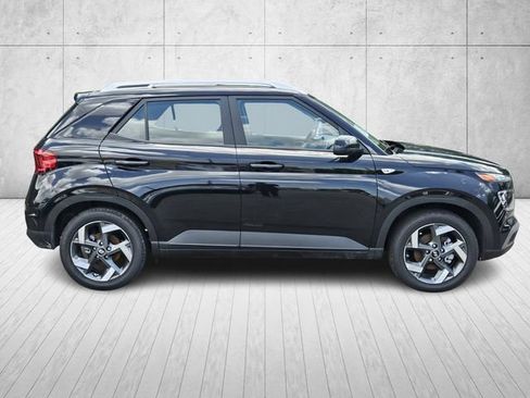 Certified 2025 Hyundai Venue SEL FWD image 4