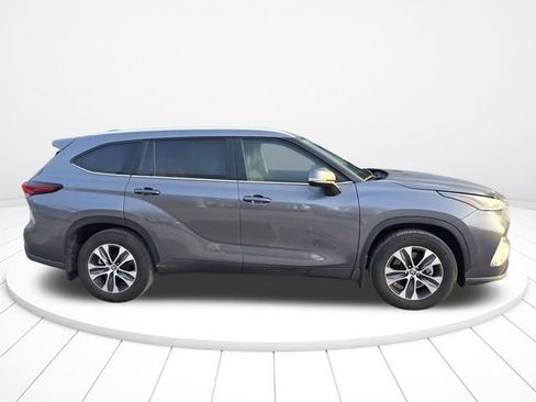 Used 2024 Toyota Highlander XLE FWD image 6