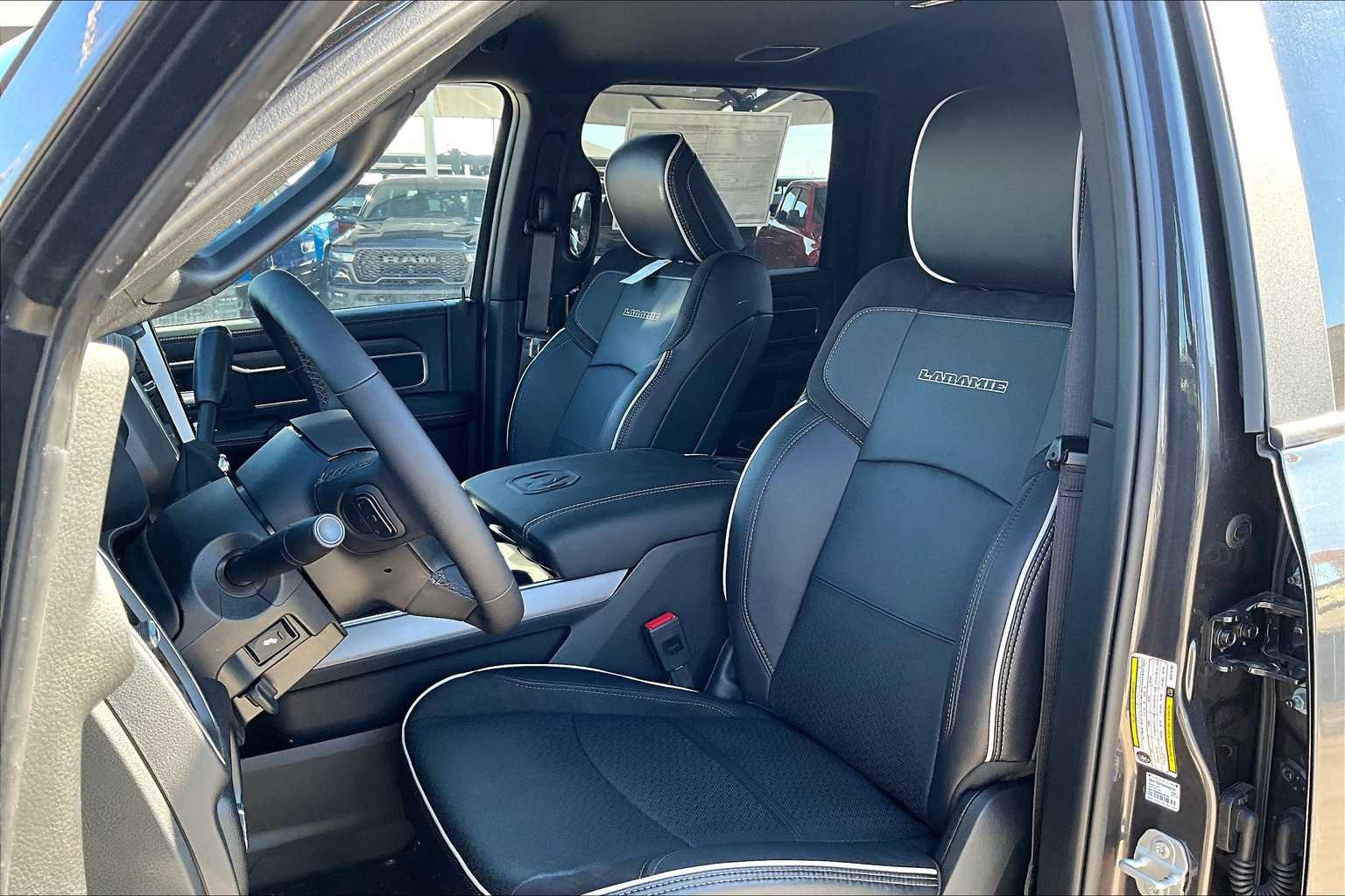 Used 2025 RAM 2500 Laramie AWD/4WD image 10