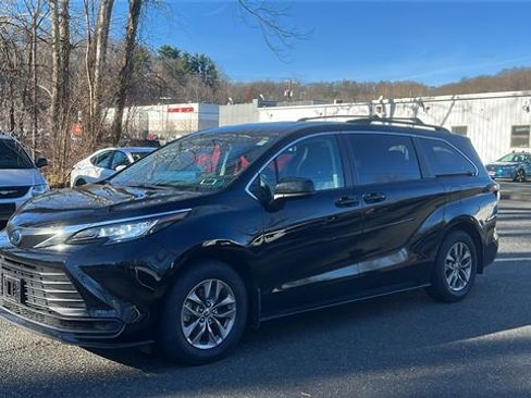 Certified 2023 Toyota Sienna LE image 3