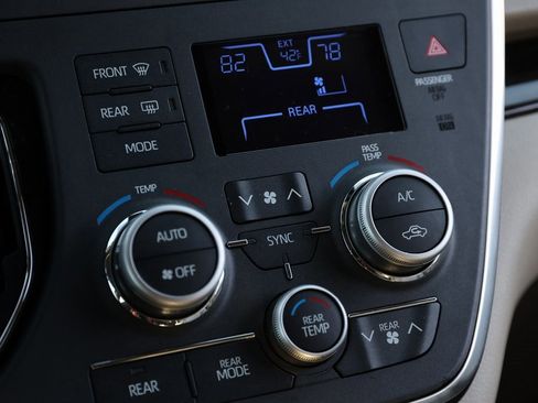 Used 2018 Toyota Sienna XLE image 12