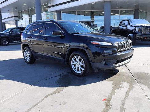 Used 2018 Jeep Cherokee Latitude AWD/4WD image 8