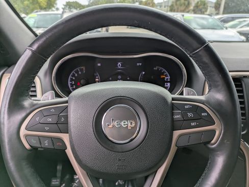 Used 2016 Jeep Grand Cherokee Laredo 75th Anniversary image 25