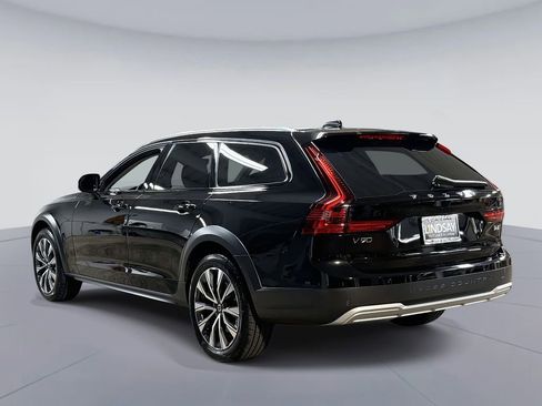 Used 2024 Volvo V90 B6 Cross Country Plus image 12