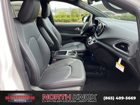 New 2026 Chrysler Pacifica Select image 23