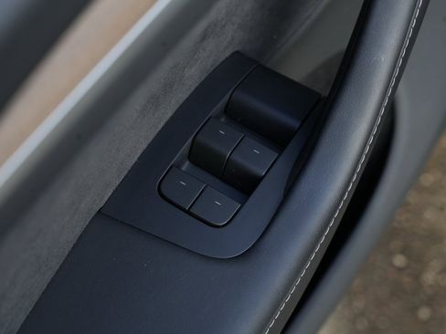 Used 2023 Tesla Model Y Long Range image 21