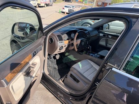 Used 2010 Volkswagen Touareg TDI AWD/4WD image 9