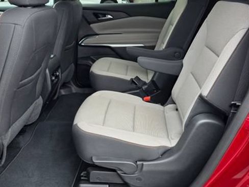 Used 2025 Chevrolet Traverse LT FWD image 12