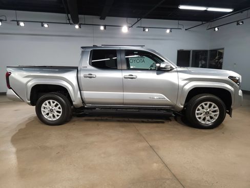 Certified 2025 Toyota Tacoma SR5 w/ SR5 Upgrade Package AWD/4WD image 8