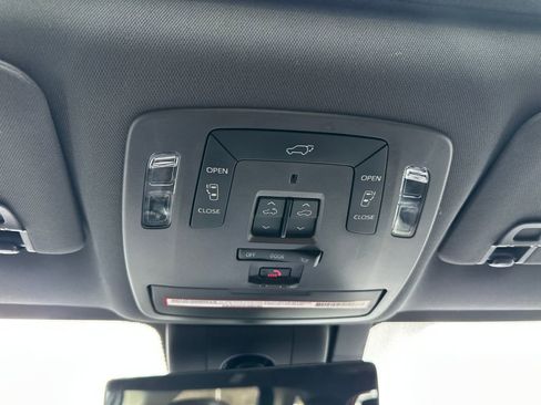 Used 2021 Toyota Sienna Platinum image 31