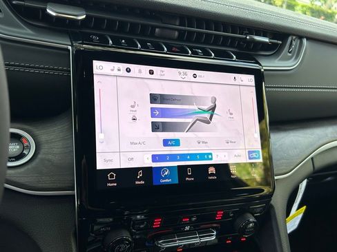 New 2025 Jeep Grand Cherokee Limited w/ Black Appearance Package image 21