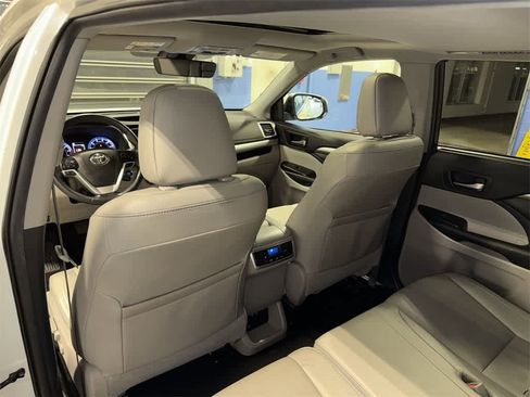 Used 2019 Toyota Highlander XLE image 28
