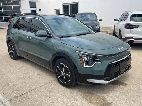 Used 2025 Kia Niro FWD image 2