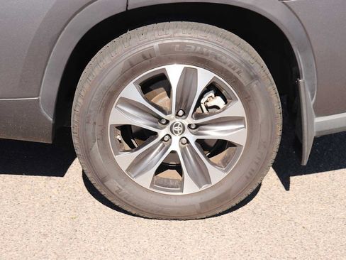 Used 2021 Toyota Highlander XLE AWD/4WD image 9