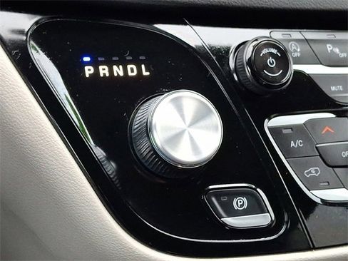 Used 2024 Chrysler Pacifica Touring-L image 15