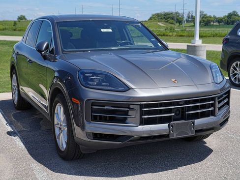 Used 2024 Porsche Cayenne AWD/4WD image 3