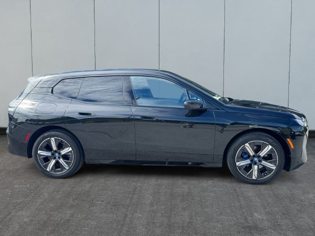 Used 2024 BMW iX xDrive50 w/ Sport Package AWD/4WD image 6