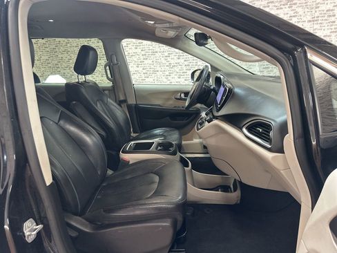 Used 2022 Chrysler Pacifica Touring-L image 11