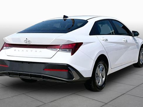Used 2026 Hyundai Elantra SE FWD image 12