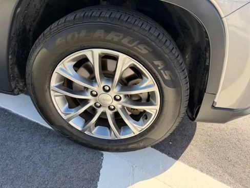 Used 2020 Jeep Cherokee Latitude Plus FWD image 8