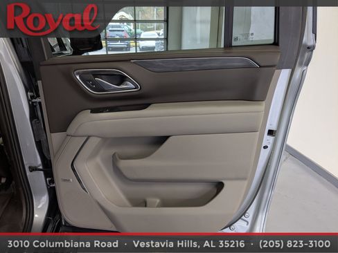 Used 2023 GMC Yukon XL SLT w/ SLT Premium Package image 9