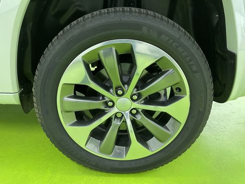 Used 2019 Jeep Cherokee Overland w/ Technology Group image 15