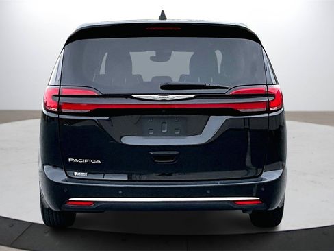 Certified 2024 Chrysler Pacifica Touring-L image 8