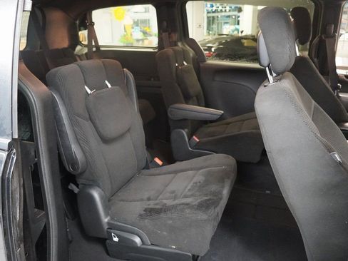 Used 2017 Dodge Grand Caravan SE image 21