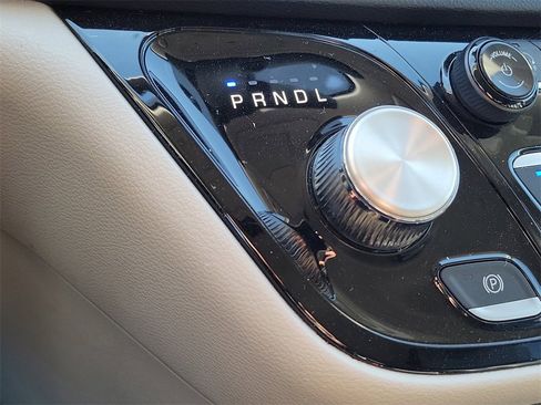 Used 2023 Chrysler Pacifica Touring-L image 33