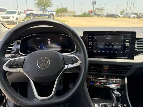 Used 2025 Volkswagen Jetta SE FWD image 12