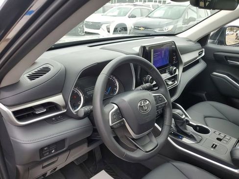 Used 2025 Toyota Highlander XLE image 8