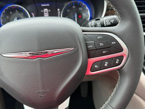 Used 2024 Chrysler Pacifica Limited FWD image 31