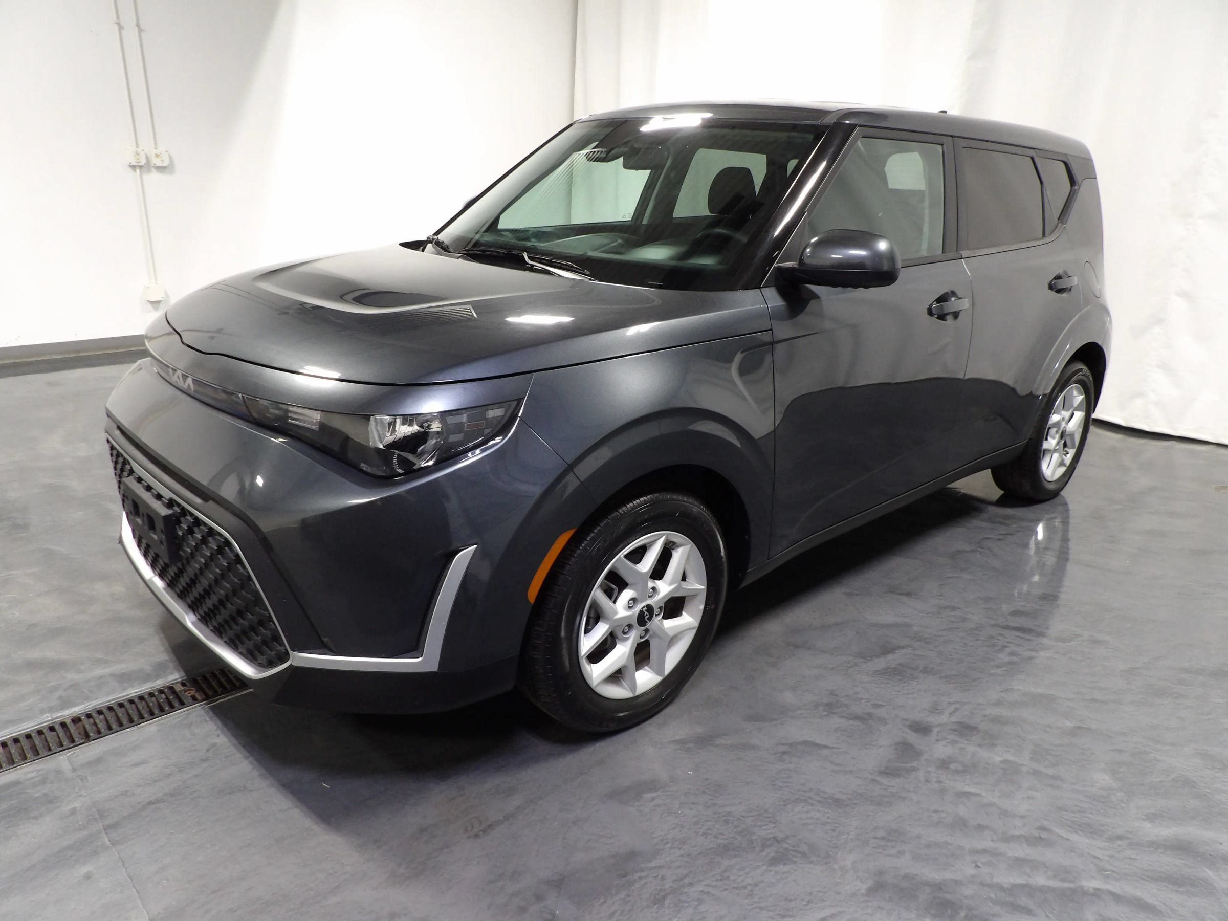 Used 2025 Kia Soul LX FWD image 3