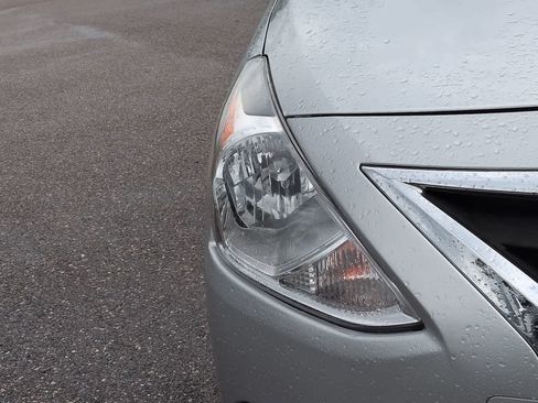 Used 2016 Nissan Versa SV FWD image 10