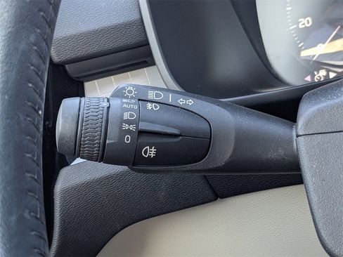 Used 2019 Volvo XC40 T5 Momentum image 25