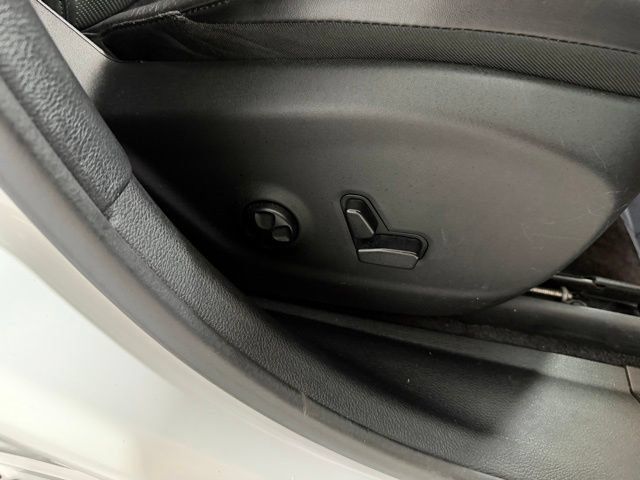 Used 2019 Jeep Cherokee Limited AWD/4WD image 23