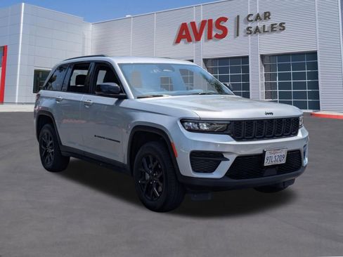 Used 2025 Jeep Grand Cherokee Altitude AWD/4WD image 3