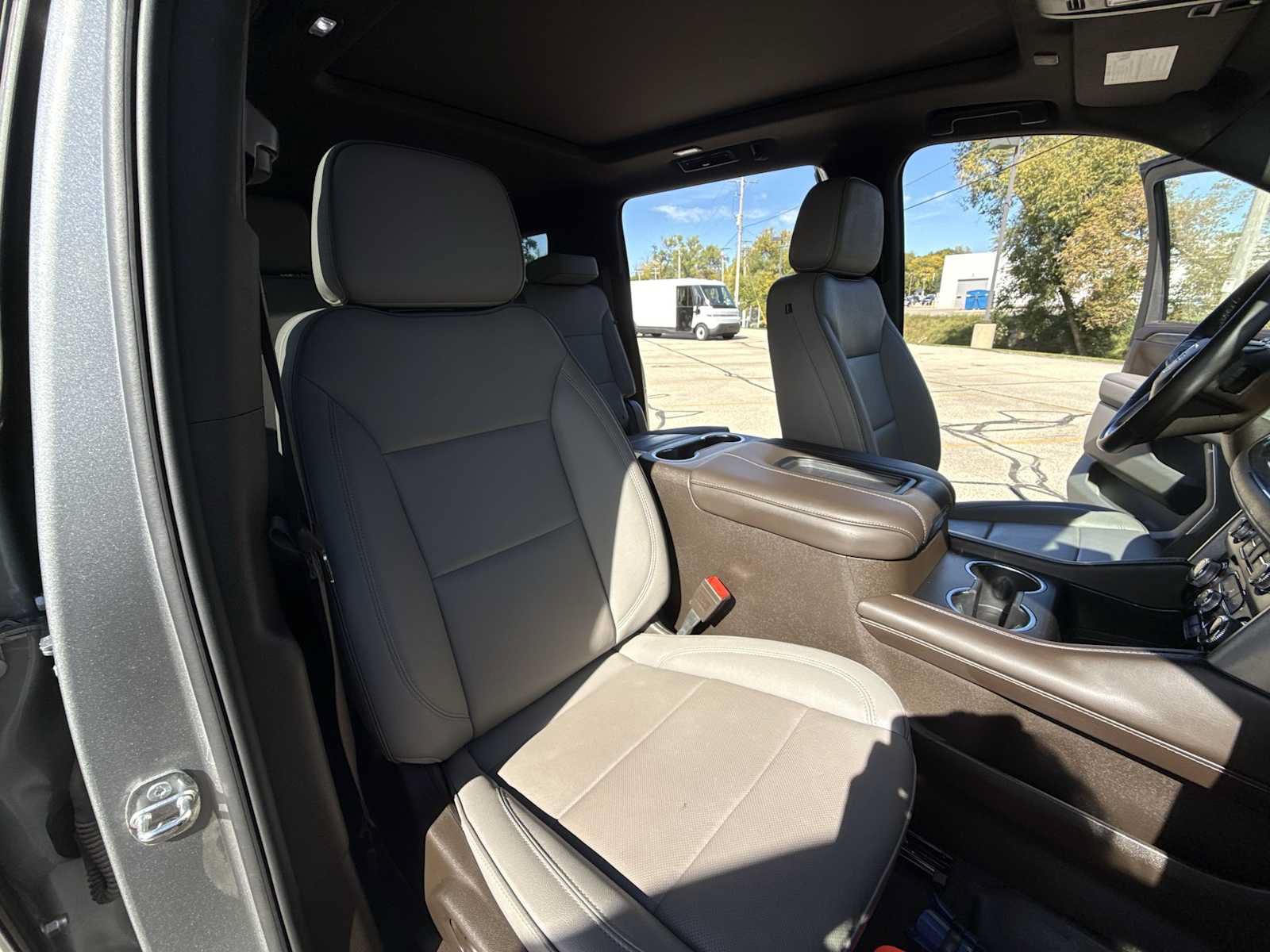 Certified 2024 GMC Yukon XL SLT w/ SLT Luxury Package AWD/4WD image 28