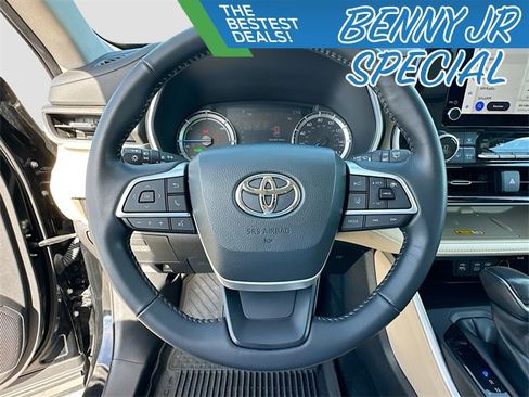 Used 2023 Toyota Highlander XLE image 11