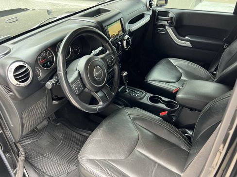 Used 2015 Jeep Wrangler Unlimited Sahara w/ Connectivity Group AWD/4WD image 15