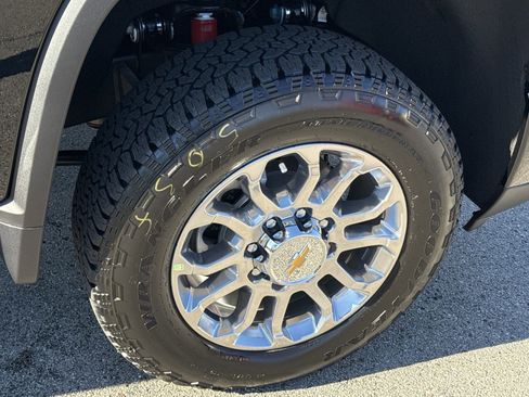 Used 2025 Chevrolet Silverado 2500 LT w/ Z71 Chrome Sport Edition image 5